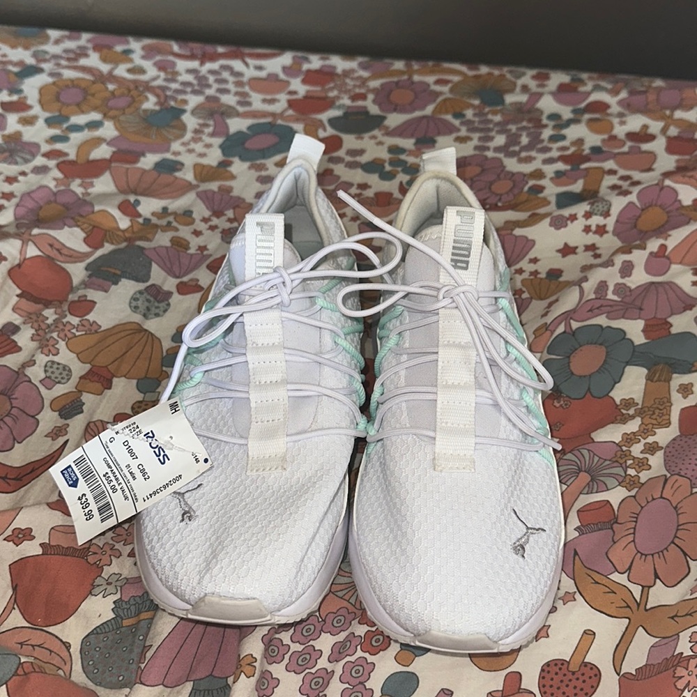Puma soft foam tennis shoes